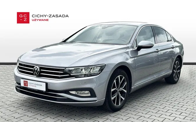 samochody osobowe Volkswagen Passat cena 97900 przebieg: 55034, rok produkcji 2020 z Przedbórz